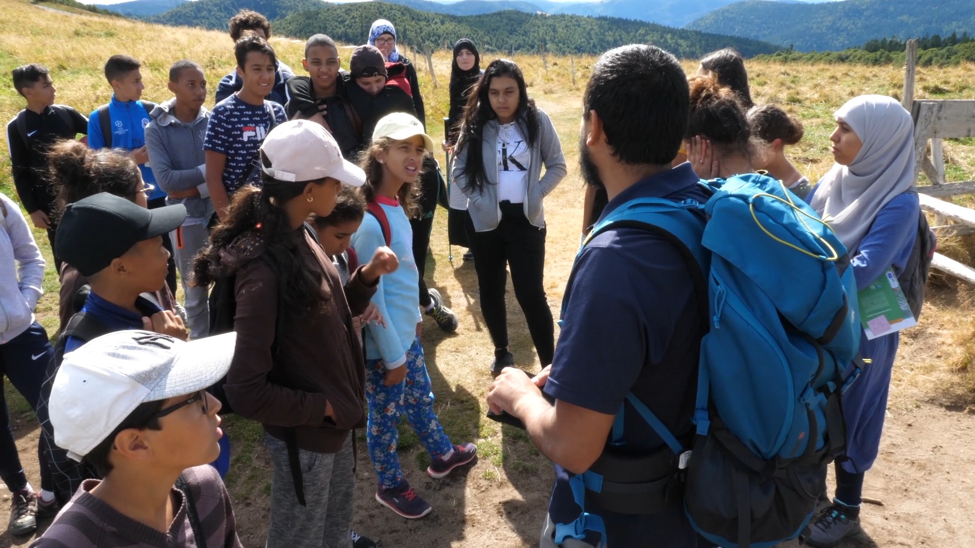 Groupe de jeunes animateurs en formation dans la nature.